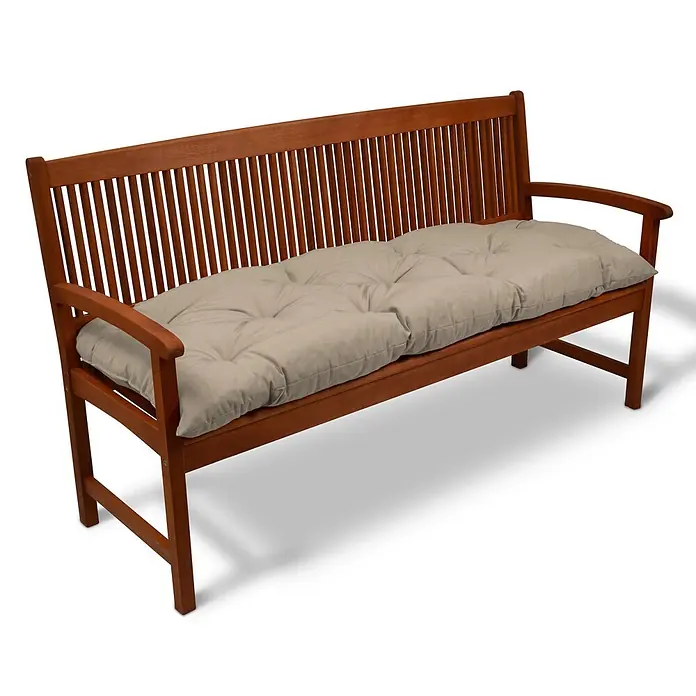 Beautissu Bankauflage Flair BK - Gartenbank, 1 Stk., Polyester, Beige - Braune Holz-Gartenbank mit Armlehnen und beigem, getuftetem Kissen für bequemes Sitzen im Freien.