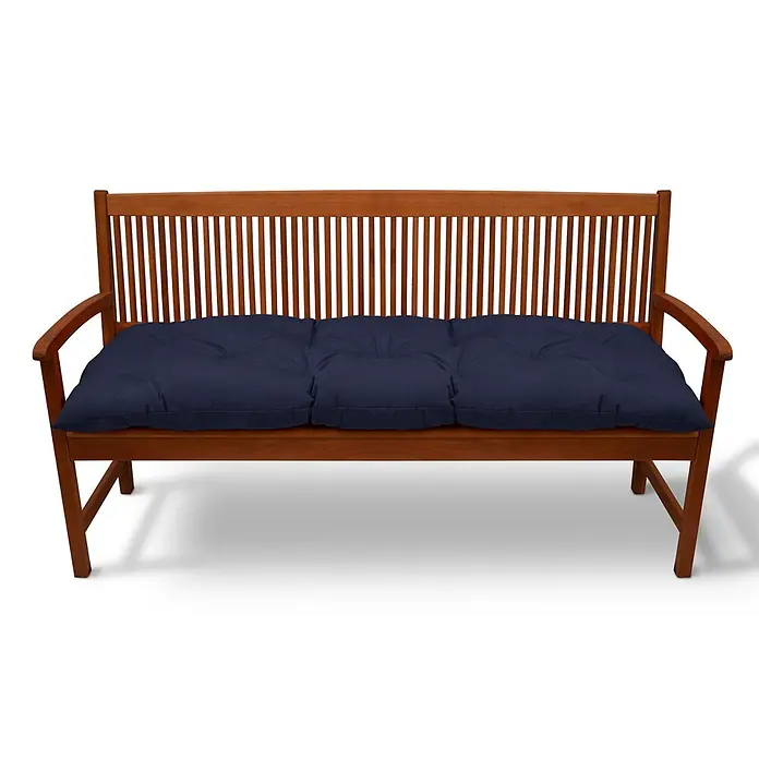 Beautissu Bankauflage Flair BK - Gartenbank, 1 Stk., Polyester, Dunkelblau - Braune Holzgartenbank mit Lattenrückenlehne und Armlehnen, ausgestattet mit einem dunkelblauen, gesteppten Kissen.