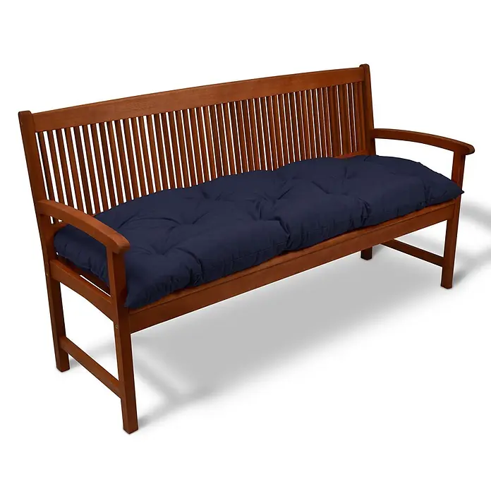 Beautissu Bankauflage Flair BK - Gartenbank, 1 Stk., Polyester, Dunkelblau - Braune Gartenbank aus Holz mit marineblauem gestepptem Kissen.