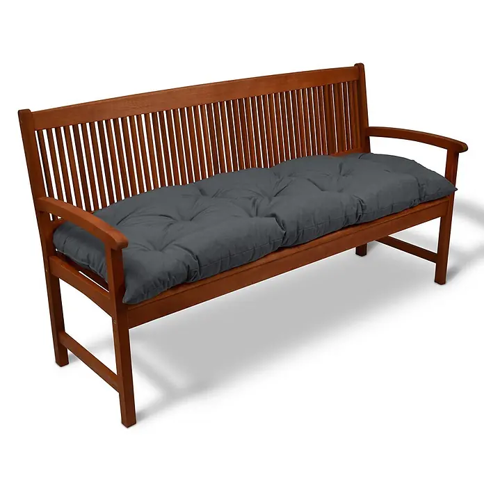 Beautissu Bankauflage Flair BK - Gartenbank, 1 Stk., L x B x H: 180 x 50 x 10 cm, Polyester, Graphitgrau - Braune Holzgartenbank mit einem langen, grauen, getufteten Kissen.