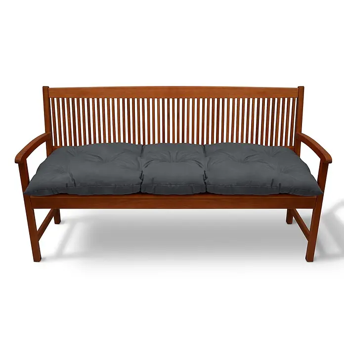 Beautissu Bankauflage Flair BK - Gartenbank, 1 Stk., L x B x H: 180 x 50 x 10 cm, Polyester, Graphitgrau - Braune Gartenbank aus Holz mit drei dunkelgrauen Sitzkissen.