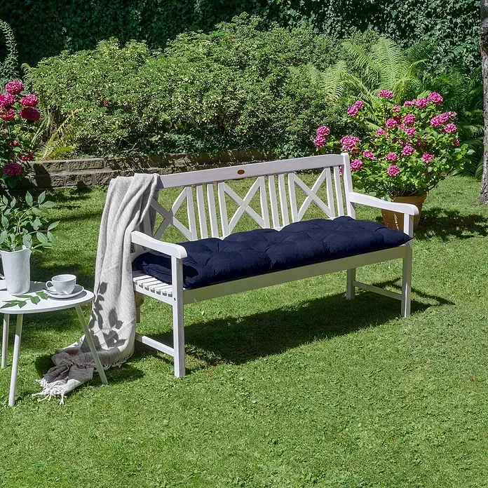 Beautissu Bankauflage Flair BK - Gartenbank, 1 Stk., Polyester, Dunkelblau - Weiße Gartenbank mit dunkelblauem Kissen.