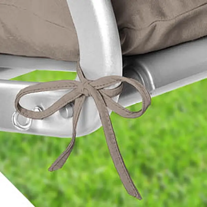 Beautissu Bankauflage Flair HS - Hollywoodschaukel, 1 Stk., Polyester, Taupe - Beigefarbenes Stoffband sichert ein Kissen an einem silbernen Metallstuhlrahmen.