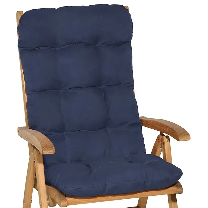 Beautissu Sitzauflage Flair HL - Hochlehner, 2 Stk., L x B x H: 120 x 50 x 8 cm, Polyester, Dunkelblau - Dunkelblaues, gestepptes Gartenstuhlauflage auf einem Holzliegestuhl.