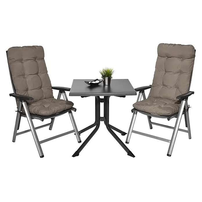 Beautissu Sitzauflage Flair HL - Hochlehner, 6 Stk., L x B x H: 120 x 50 x 8 cm, Polyester, Taupe - Gartengarnitur mit zwei silbernen Klappstühlen, taupefarbenen Polstern und einem dunkelgrauen quadratischen Tisch.