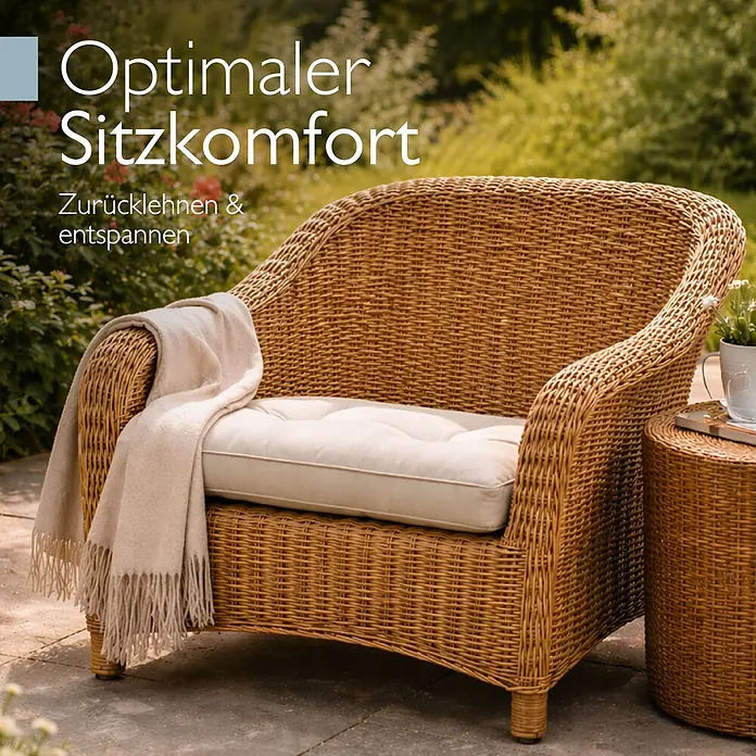 Beautissu Sitzauflage XLuna - Outdoor Lounge, 1 Stk., L x B x H: 50 x 50 x 10 cm, Polyester, Natur - Brauner Rattan-Sessel mit hellem Kissen und Decke auf der Terrasse, ideal zum Entspannen.