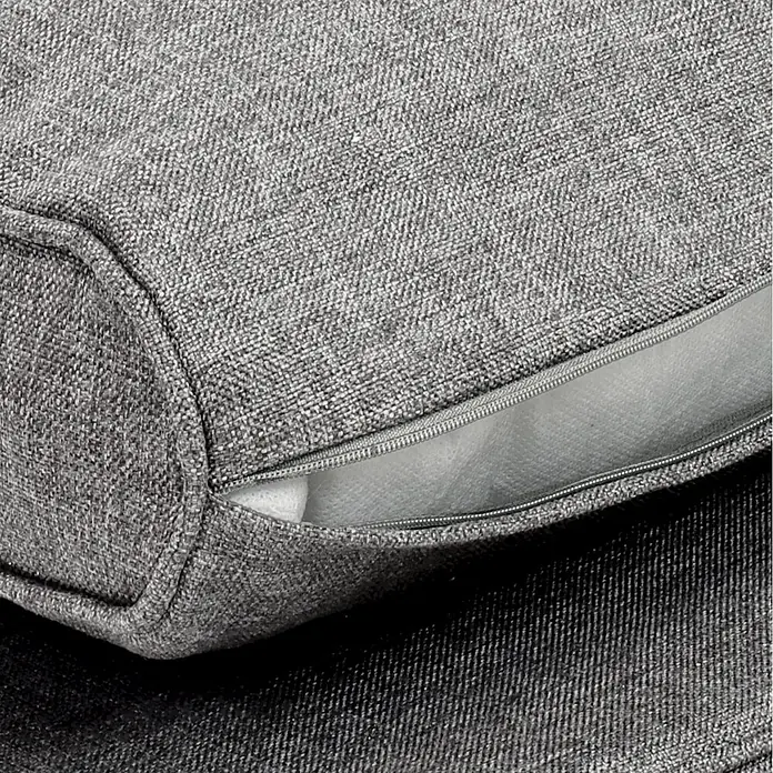 Beautissu Sitzauflage Ilano - Outdoor Lounge, 1 Stk., L x B x H: 50 x 8 x 50 cm, Polyester, Hellgrau - Grauer Bezug aus strukturiertem Stoff mit teilweise geöffnetem Reißverschluss, der weiße Füllung zeigt.