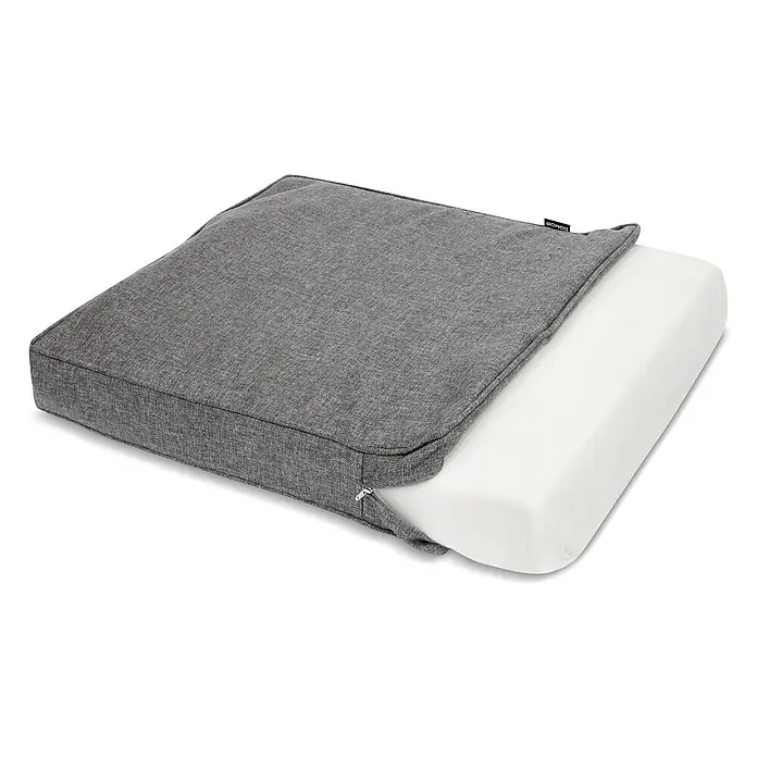 Beautissu Sitzauflage Ilano - Outdoor Lounge, 1 Stk., L x B x H: 50 x 8 x 50 cm, Polyester, Hellgrau - Grauer Textilkissenbezug, teilweise geöffnet, der einen weißen Schaumstoffkern zeigt.