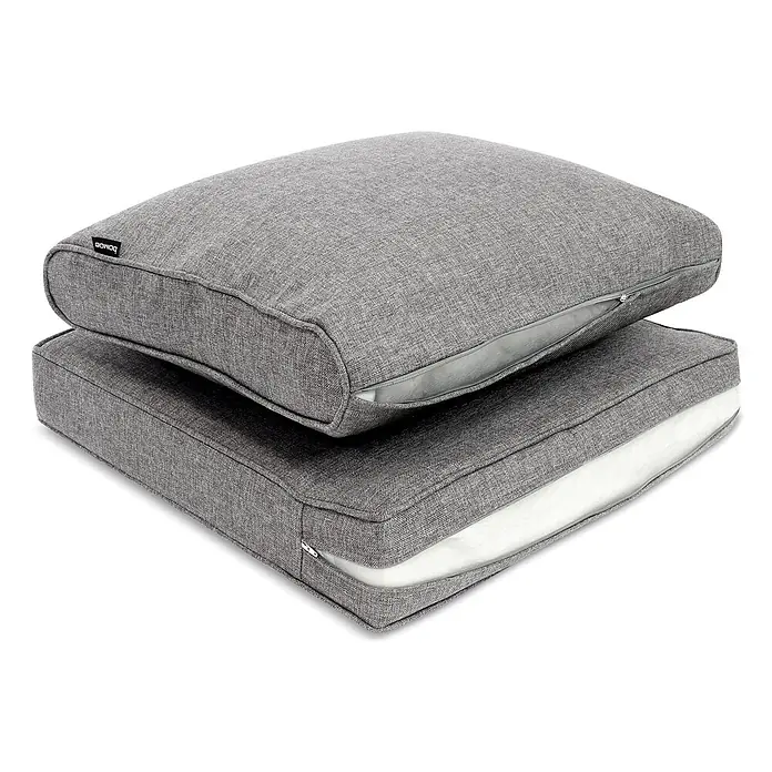 Beautissu Sitzauflage Ilano - Outdoor Lounge, 1 Stk., L x B x H: 50 x 8 x 50 cm, Polyester, Hellgrau - Zwei gestapelte graue Stoffkissen, eines zeigt seine weiße Innenpolsterung durch einen geöffneten Reißverschluss. Das obere Kissen hat ein "bomoe"-Etikett.