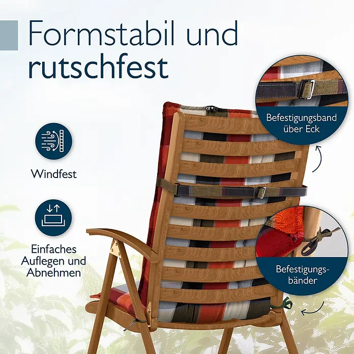 Beautissu Sitzauflage Sun-HL - Hochlehner, 2 Stk., L x B x H: 120 x 50 x 8 cm, Polyester, Orange-beige-kariert - Ein Holzgartenstuhl mit rot-schwarz-weiß kariertem Kissen, sicher befestigt, um Rutschfestigkeit, Formstabilität und Windfestigkeit zu gewährleisten.