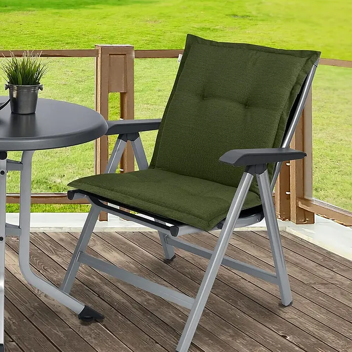 Beautissu Sitzauflage HighLux NL - Niederlehner, 6 Stk., L x B x H: 105 x 50 x 7 cm, Polyester, Dunkelgrün - Ein dunkelgrauer Terrassentisch und ein grauer Klappstuhl mit dunkelgrünem Kissen auf einer Holzterrasse.