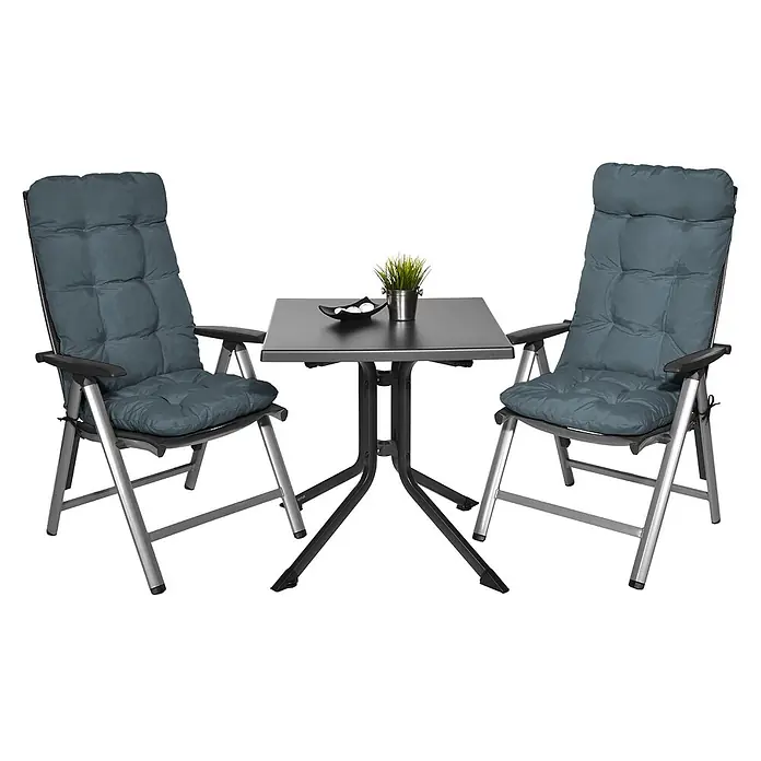 Beautissu Sitzauflage Flair HL - Hochlehner, 8 Stk., L x B x H: 120 x 50 x 8 cm, Polyester, Taubenblau - Dunkelgrauer quadratischer Bistrotisch mit zwei silberfarbenen Stühlen, jeder mit einem blaugrauen Kissen. Eine kleine Pflanze und Schale stehen auf dem Tisch.