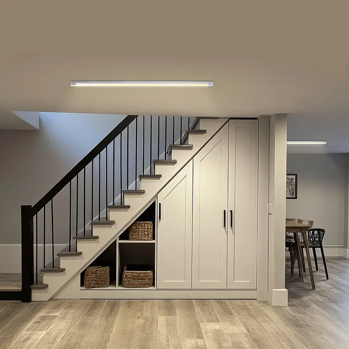 REV LED-Lichtleiste - L x B x H: 122,5 x 3,2 x 5,4 cm, Lichtfarbe: Neutralweiß, 18 W, 230 V - Lange silberne lineare LED-Deckenleuchte spendet helle Allgemeinbeleuchtung in einem modernen Raum.