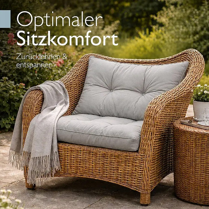 Beautissu Sitzauflage XLuna - Outdoor Lounge, 2 Stk., L x B x H: 50 x 40 x 22 cm, Polyester, Hellgrau - Rattansessel mit grauen Kissen und einer Decke. Ein passender Beistelltisch steht daneben.