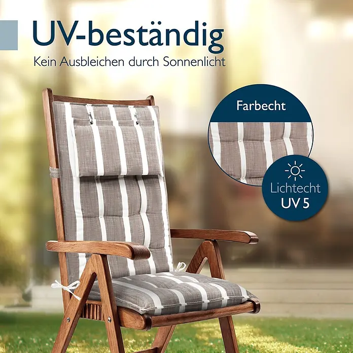 Beautissu Sitzauflage Sun-HL - Hochlehner, 3 Stk., L x B x H: 120 x 50 x 8 cm, Polyester, Weiß - Gestreifte, UV-beständige Gartenstuhlauflage in Grau-Weiß auf einem Holzstuhl.