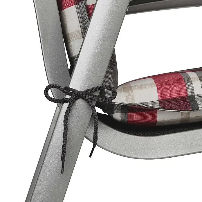 Beautissu Sitzauflage Sunny HL - Hochlehner, 1 Stk., L x B x H: 120 x 50 x 6 cm, Polyester, Bordeaux - Metallgraues Stuhlgestell mit rot-weiß kariertem Kissen, befestigt mit einer schwarzen geflochtenen Kordel.