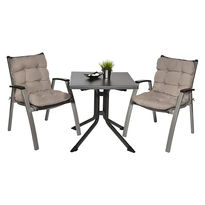 Beautissu Sitzauflage Flair NL - Niederlehner, 6 Stk., L x B x H: 100 x 50 x 8 cm, Polyester, Taupe - Outdoor-Bistrogarnitur mit einem dunkelgrauen quadratischen Tisch und zwei Stühlen mit silbernen Gestellen und beigen Kissen.
