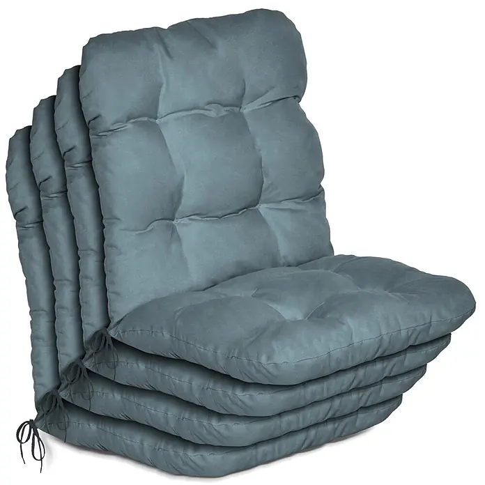 Beautissu Sitzauflage Flair NL - Niederlehner, 4 Stk., Polyester, Taubenblau - Stapel von fünf blaugrauen, getufteten Stuhlkissen mit Bändern.