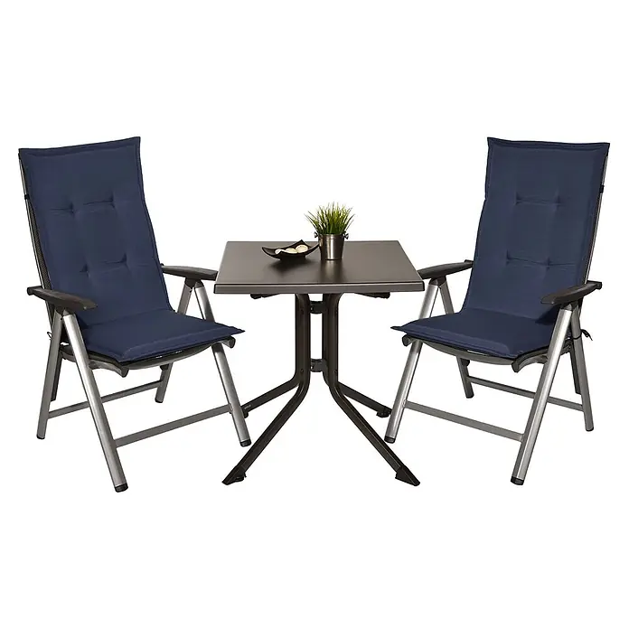 Beautissu Sitzauflage Loft Hl - Hochlehner, 4 Stk., L x B x H: 120 x 50 x 6 cm, Polyester, Dunkelblau - Zwei silberne Klappstühle mit marineblauen Kissen und einem dunkelgrauen quadratischen Bistrotisch, ideal für den Außenbereich.