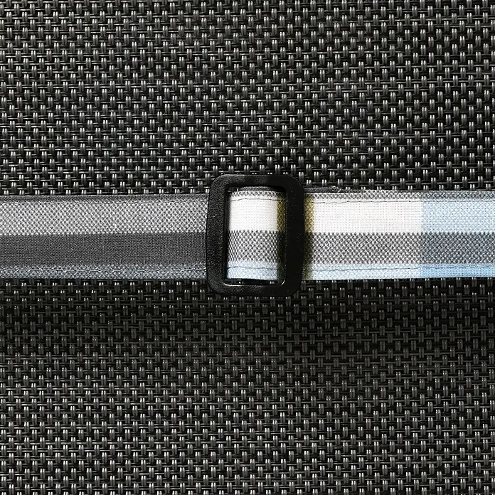 Beautissu Sitzauflage Sunny HL - Hochlehner, 1 Stk., L x B x H: 120 x 50 x 6 cm, Polyester, Blau - Kariertes Band in Blau, Weiß, Grau und Schwarz mit schwarzer Schnalle auf dunklem Webhintergrund.