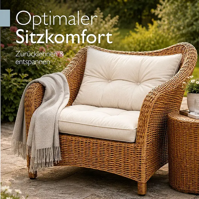 Beautissu Sitzauflage XLuna - Outdoor Lounge, 2 Stk., L x B x H: 50 x 50 x 22 cm, Polyester, Natur - Geflochtener Sessel mit hellen Polstern und Decke auf einer Terrasse im Garten.