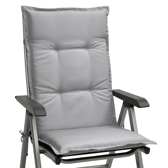 Beautissu Sitzauflage Base HL - Hochlehner, 4 Stk., L x B x H: 120 x 50 x 6 cm, Polyester, Hellgrau - Grauer Gartenstuhl mit passendem gestepptem Kissen und dunklen Armlehnen.