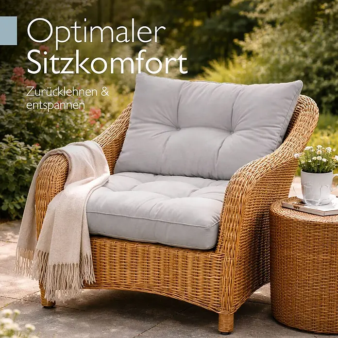 Beautissu Sitzauflage XLuna - Outdoor Lounge, 2 Stk., L x B x H: 70 x 70 x 22 cm, Polyester, Hellgrau - Natürlicher Rattan-Gartensessel mit weichen hellgrauen Kissen und einer beigen Decke, auf einer Terrasse zum Entspannen.