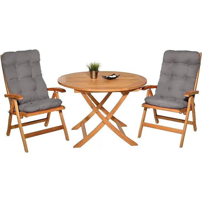Beautissu Sitzauflage Flair HL - Hochlehner, 6 Stk., L x B x H: 120 x 50 x 8 cm, Polyester, Hellgrau - Zwei Gartenstühle aus Holz mit grauen Kissen und ein passender klappbarer runder Holztisch.