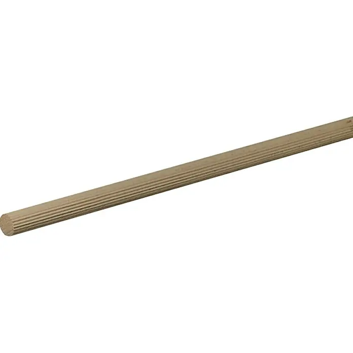 Profiles and more Rundstab - Ø x L: 14 mm x 100 cm, Buche, Strukturiert - Holzdübel: Ein einzelner, geriffelter Holzdübel liegt diagonal vor einem reinweißen Hintergrund.