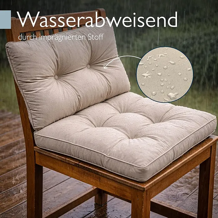 Beautissu Sitzauflage Flair Outdoor - Outdoor Lounge, 2 Stk., L x B x H: 50 x 50 x 22 cm, Polyester, Natur - Wasserabweisende, beigefarbene Outdoor-Stuhlkissen auf einem Holzstuhl, mit Wassertropfen auf der Oberfläche.