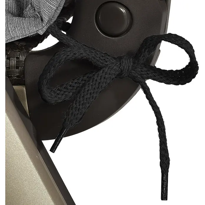 Beautissu Sitzauflage HighLux NL - Niederlehner, 6 Stk., Polyester, Hellgrau - Schwarze geflochtene Kordel als Schleife gebunden, die ein graues Kissen an einem dunklen Möbelstück befestigt.