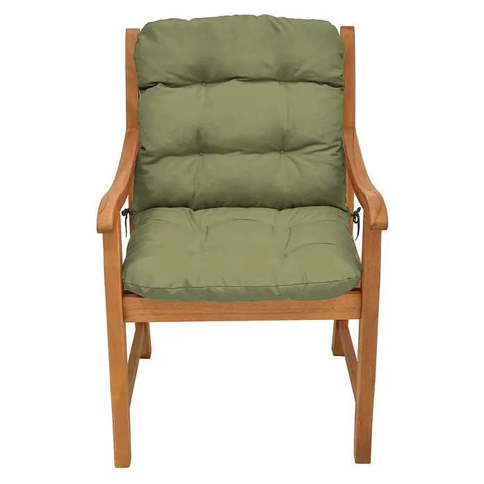 Beautissu Sitzauflage Flair - Niederlehner, 2 Stk., L x B x H: 100 x 50 x 8 cm, Polyester, Olivgrün - Ein hölzerner Gartenstuhl mit Armlehnen und einem dicken, gesteppten grünen Kissen auf Sitz und Rückenlehne.