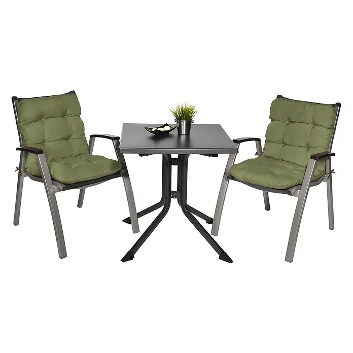 Beautissu Sitzauflage Flair - Niederlehner, 2 Stk., L x B x H: 100 x 50 x 8 cm, Polyester, Olivgrün - Garten-Bistrotisch-Set: zwei graue Stühle mit olivgrünen Kissen und ein quadratischer dunkelgrauer Tisch mit Pflanze und Schale.