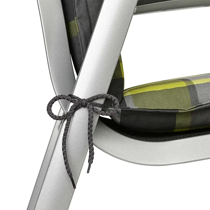 Beautissu Sitzauflage Sunny NL - Niederlehner, 8 Stk., L x B x H: 100 x 50 x 6 cm, Polyester, Grün - Nahaufnahme eines silbernen Stuhlgestells mit schwarz-limettengrünem Plaidkissen, das mit einer grauen Schnur befestigt ist.