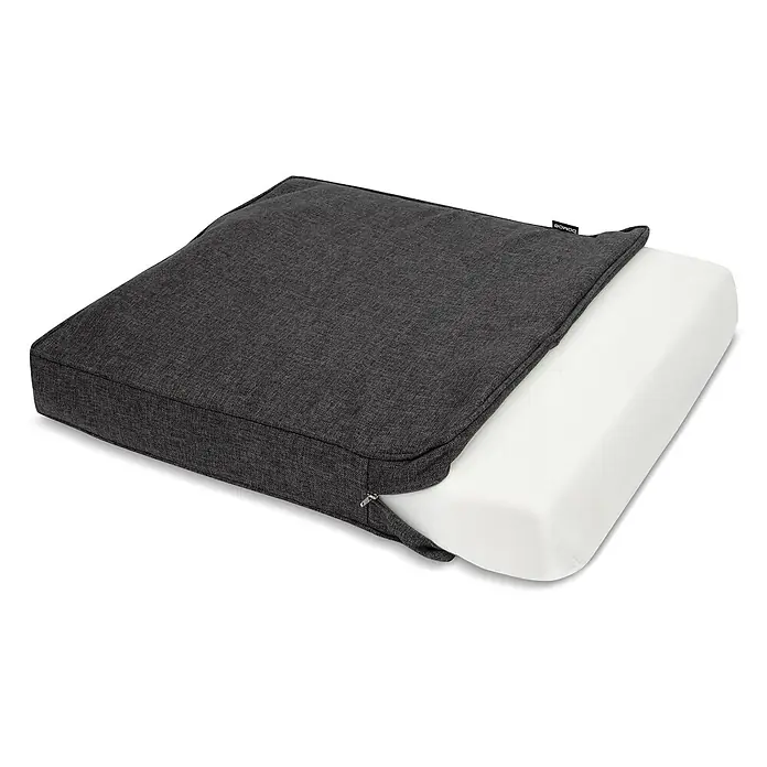 Beautissu Sitzauflage Ilano - Outdoor Lounge, 1 Stk., L x B x H: 50 x 15 x 40 cm, Polyester, Graphitgrau - Dunkelgrauer Stoffkissenbezug teilweise geöffnet, zeigt einen weißen Schaumstoffkern.