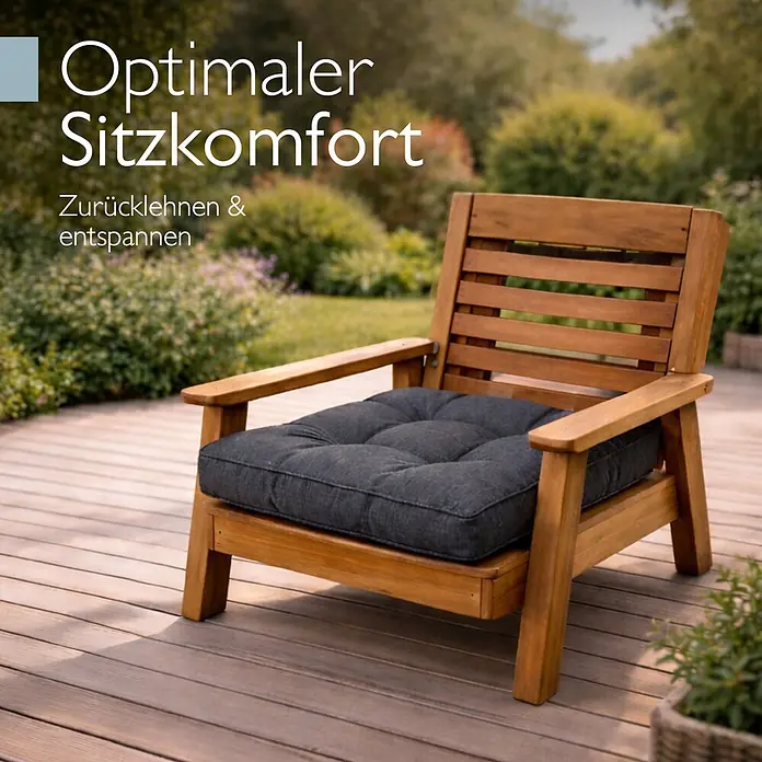 Beautissu Sitzauflage Beauflair - Outdoor Lounge, 1 Stk., L x B x H: 60 x 10 x 60 cm, Polyester, Graphitgrau - Hölzerner Garten-Sessel mit dunkelgrauem, getuftetem Kissen auf einer Holzterrasse im Garten, ideal zum Entspannen.