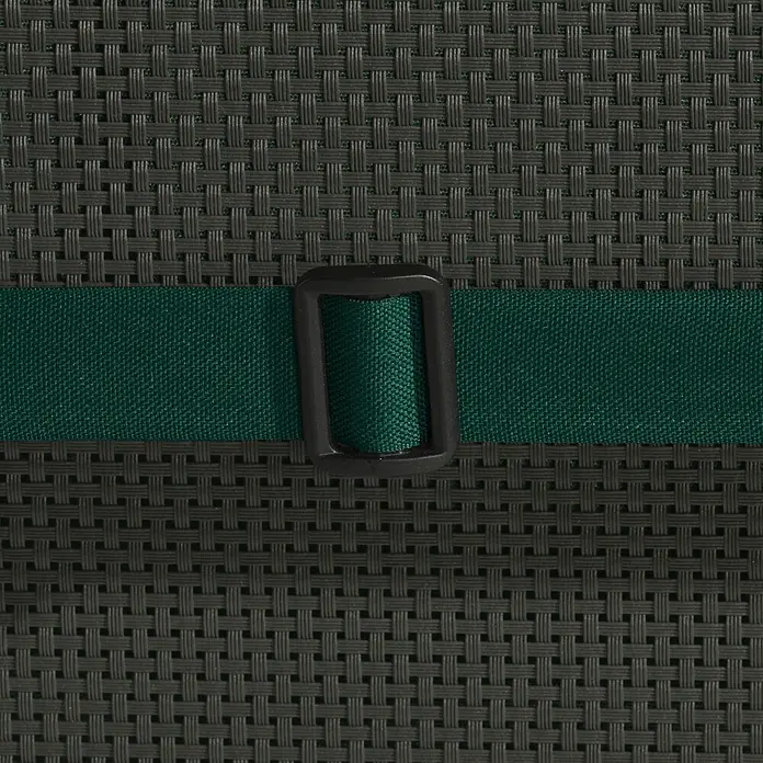 Beautissu Sitzauflage Loft HL - Hochlehner, 1 Stk., Polyester, Dunkelgrün - Dunkles Flechtmaterial mit einem grünen Stoffriemen und einer schwarzen Schnalle.