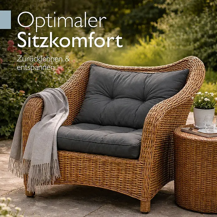 Beautissu Sitzauflage XLuna - Outdoor Lounge, 2 Stk., Polyester, Graphitgrau - Bequemer Rattansessel mit dunkelgrauen Polstern und einer grauen Decke in Gartenumgebung.