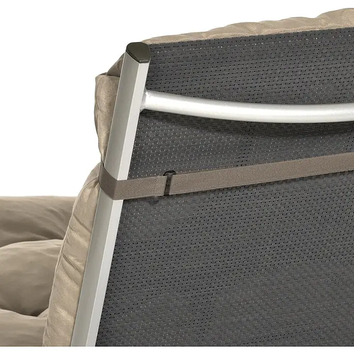 Beautissu Sitzauflage Flair NL - Niederlehner, 2 Stk., Polyester, Natur - Rückenlehne eines beigefarbenen, gepolsterten Outdoor-Stuhls mit dunkelgrauem Flechtrücken, gesichert durch ein braunes Elastikband.