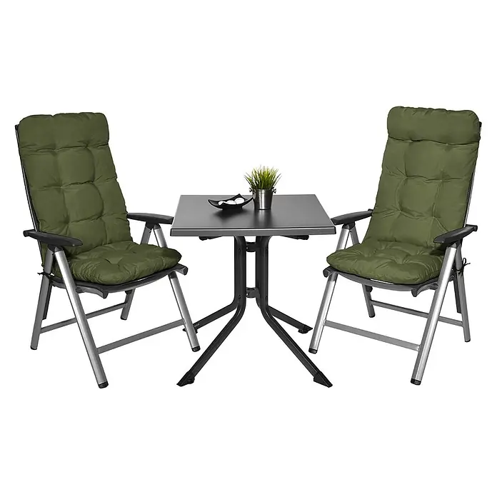 Beautissu Sitzauflage Flair HL - Hochlehner, 2 Stk., L x B x H: 120 x 50 x 8 cm, Polyester, Olivgrün - Zwei klappbare Gartenstühle mit olivgrünen Auflagen und ein dunkelgrauer quadratischer Bistrotisch mit Metallgestellen.