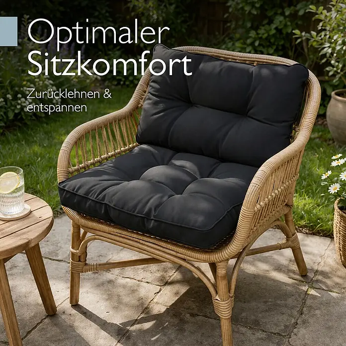 Beautissu Sitzauflage Flair Outdoor - Outdoor Lounge, 2 Stk., L x B x H: 60 x 60 x 22 cm, Polyester, Graphitgrau - Bequemer Rattansessel mit schwarzen Polstern und kleinem Holztischchen in einer Gartenumgebung.