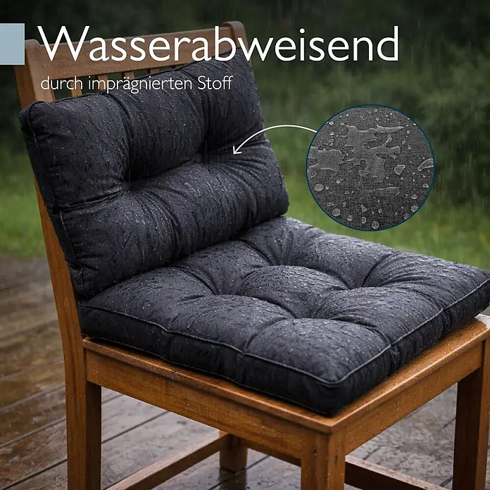 Beautissu Sitzauflage Flair Outdoor - Outdoor Lounge, 2 Stk., L x B x H: 70 x 70 x 22 cm, Polyester, Graphitgrau - Dunkelgraues, wasserabweisendes Outdoor-Sitzkissen auf Holzstuhl, mit Regentropfen bedeckt. Eine Nahaufnahme zeigt abperlende Wassertropfen.