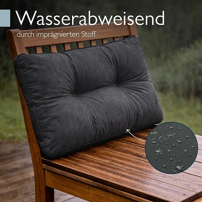 Beautissu Sitzauflage Flair LK - Outdoor Lounge, 1 Stk., L x B x H: 60 x 40 x 12 cm, Polyester, Graphitgrau - Dunkelgraues Outdoor-Kissen mit wasserabweisendem Stoff auf einem Holzstuhl, zeigt Wassertropfen.