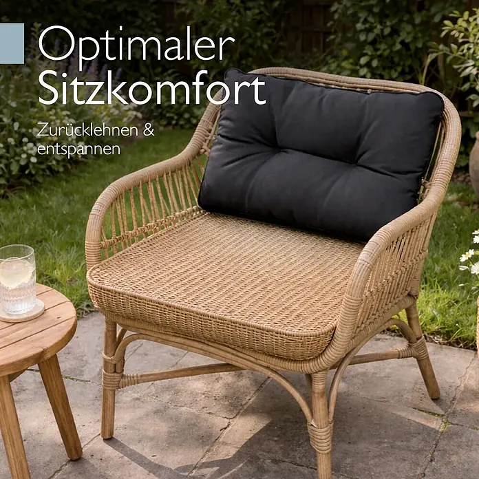 Beautissu Sitzauflage Flair LK - Outdoor Lounge, 1 Stk., L x B x H: 70 x 40 x 12 cm, Polyester, Graphitgrau - Ein bequemer Rattan-Sessel für den Außenbereich mit schwarzen Kissen auf einer Terrasse zum Entspannen.