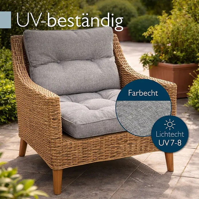 Beautissu Sitzauflage Beauflair LK - Outdoor Lounge, 2 Stk., L x B x H: 70 x 70 x 22 cm, Polyester, Hellgrau - Brauner Korbsessel mit hellgrauen, UV-beständigen Kissen auf einer Terrasse.
