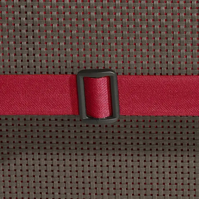 Beautissu Sitzauflage Flair HL - Hochlehner, 4 Stk., Polyester, Rot - Geflochtenes grau-rotes Material mit horizontalem rotem Gurt und schwarzer rechteckiger Schnalle.