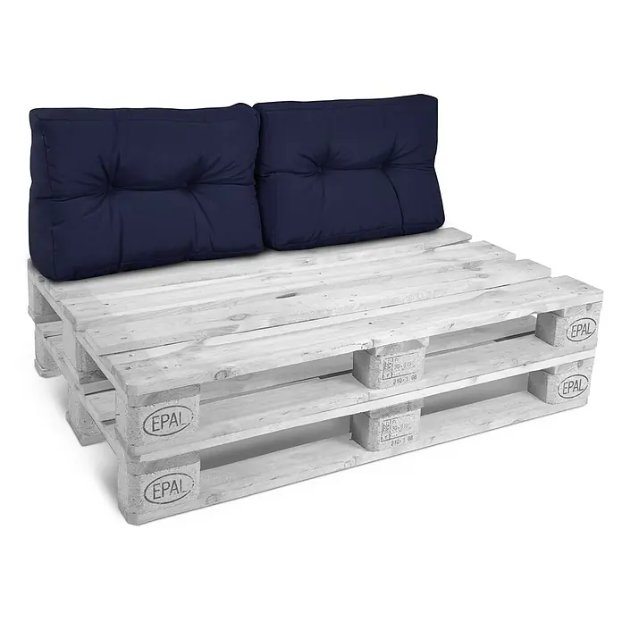 Beautissu Sitzauflage Eco Style - Europalette, 2 Stk., Polyester, Dunkelblau - Zwei marineblaue, getuftete Kissen auf zwei gestapelten weißen Holzpaletten, die eine einfache Palettenlounge bilden.