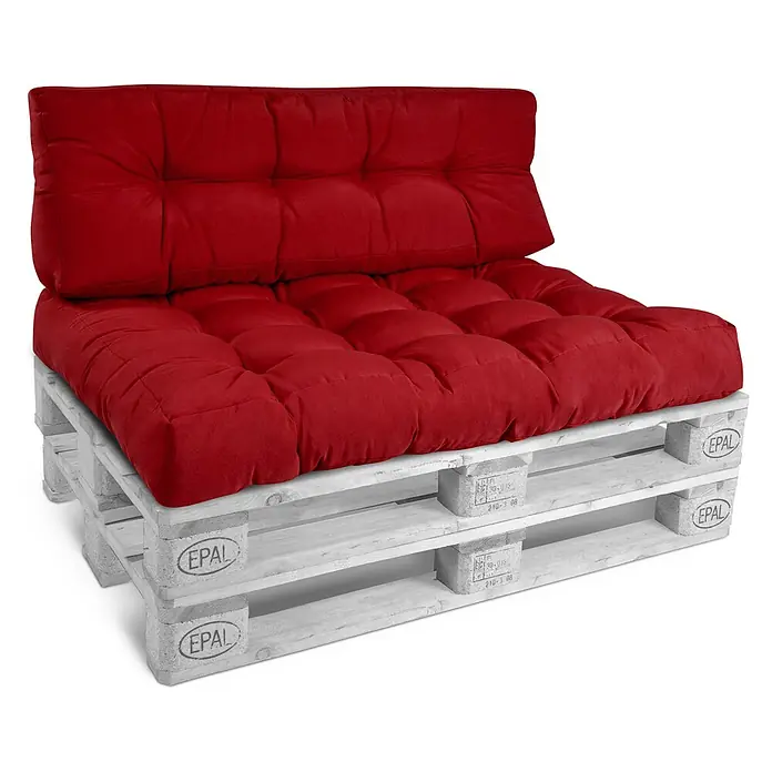 Beautissu Sitzauflage Eco Style - Europalette, 1 Stk., Polyester, Rot - Rote gesteppte Palettenkissen (Sitz und Rücken) auf gestapelten weißen Holzpaletten, die ein Sofa bilden.