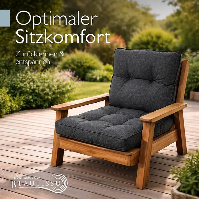 Beautissu Sitzauflage Beauflair LK - Outdoor Lounge, 2 Stk., L x B x H: 70 x 70 x 22 cm, Polyester, Graphitgrau - Hölzerner Gartensessel mit dunkelgrauen Kissen auf einer Holzterrasse.