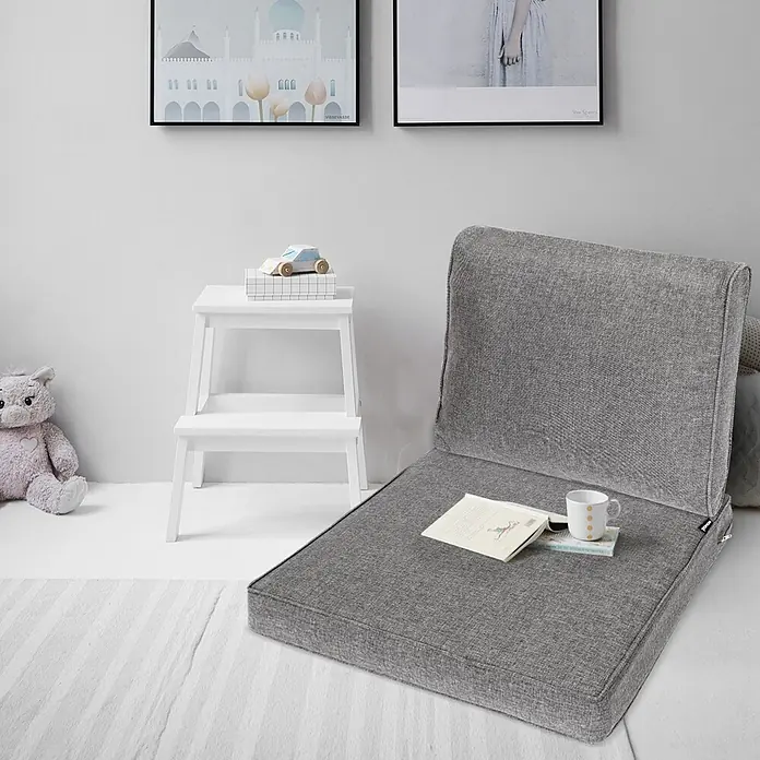 Beautissu Sitzauflage Ilano - Outdoor Lounge, 2 Stk., Polyester, Hellgrau - Graue faltbare Bodenmatratze und Rückenlehne mit Buch und Tasse, als Lesestelle genutzt.